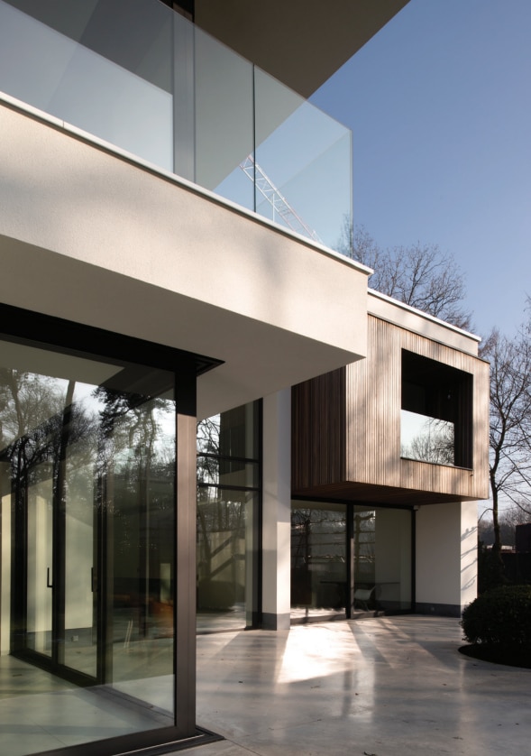 Modern cantilever extension with aluminium glazing